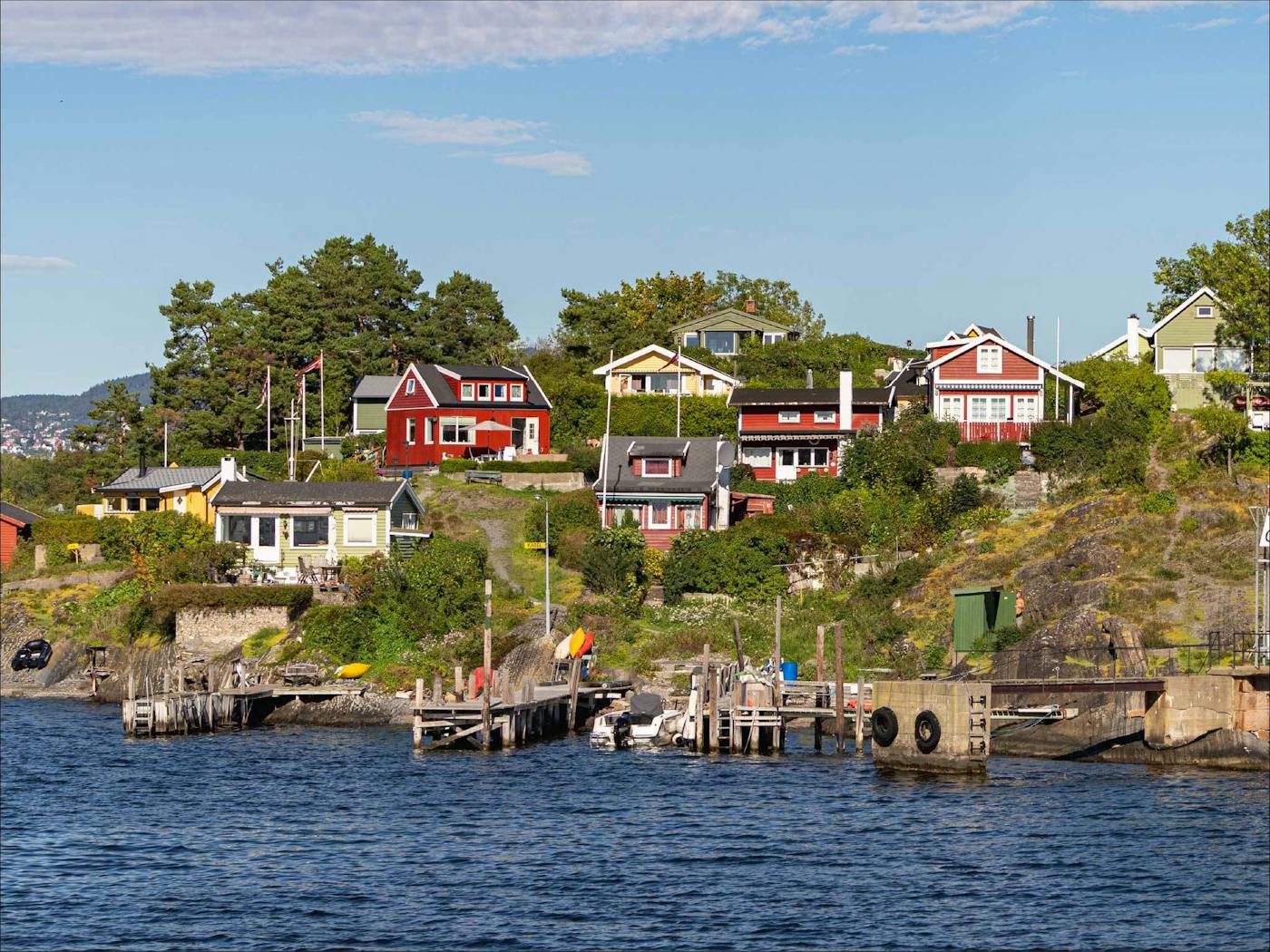 Casas coloridas nas ilhas do fiorde de Oslo