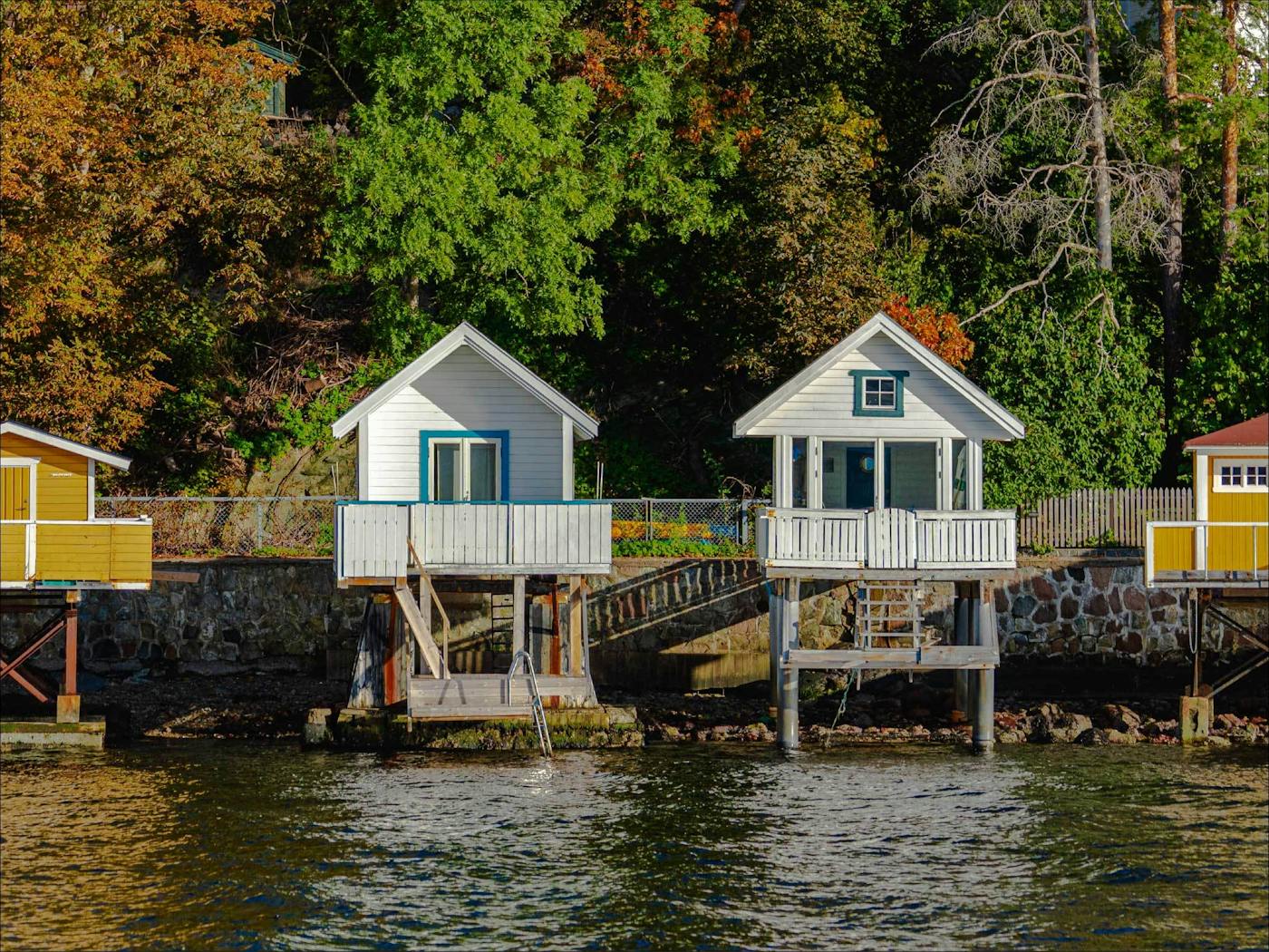 Casas de banho tradicionais à margem do fiorde de Oslo