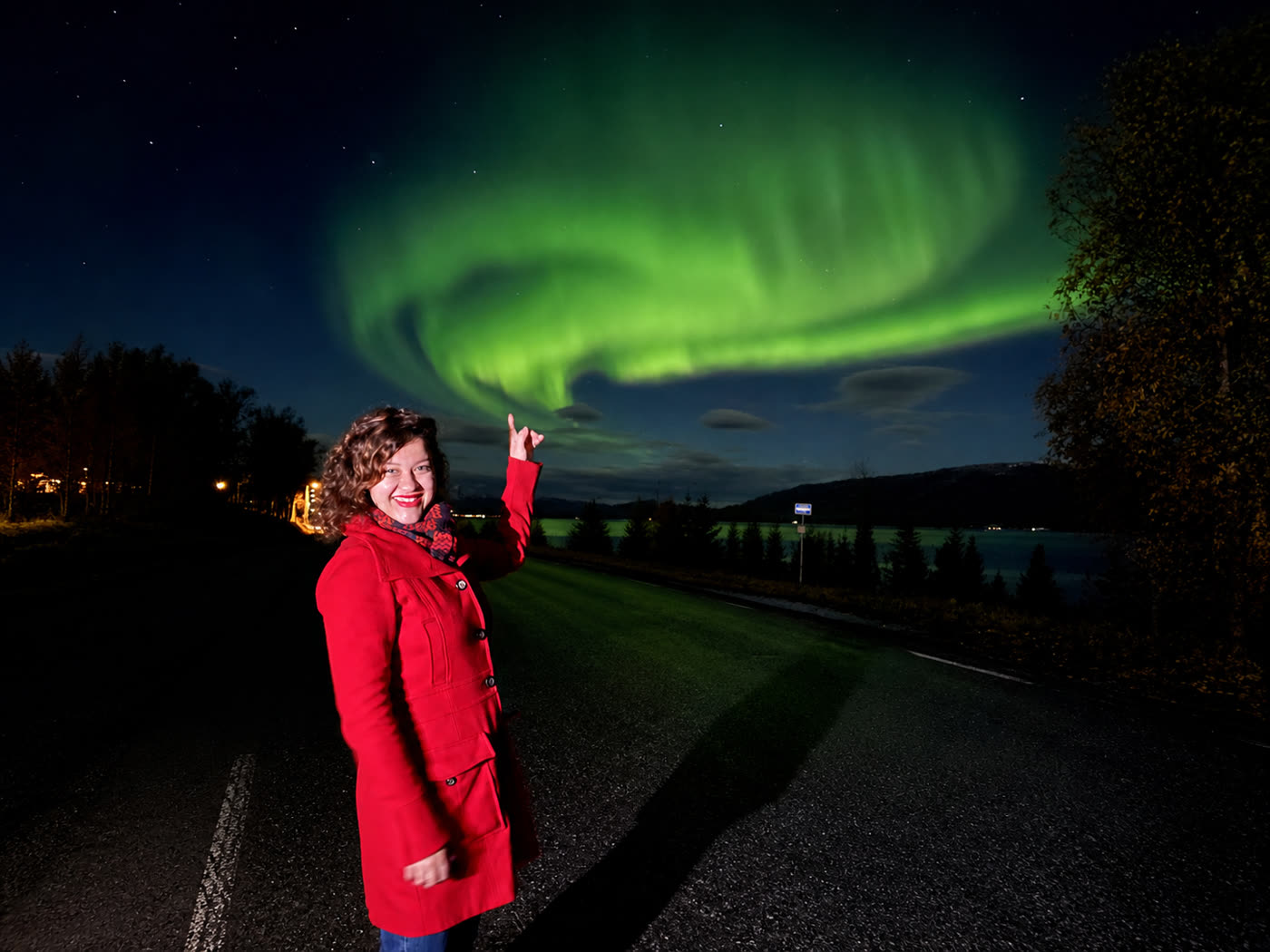 Aurora boreal sobre paisagem nevada